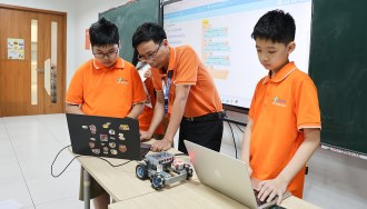 Người thầy nhà F mang robot đến trẻ em vùng cao biên giới