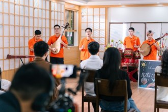 Sinh viên hoà tấu 7 nhạc cụ truyền thống tri ân thầy cô dịp 20/11