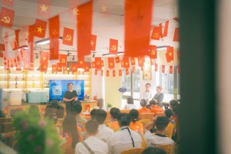 Rực rỡ sắc cờ đỏ sao vàng tại FPT Polytechnic, FPI, FPT PolySchool mừng 80 năm Quốc khánh 