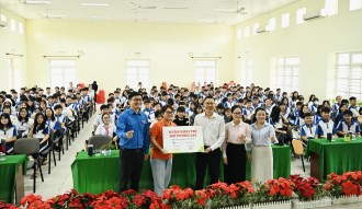 Gần 900 học sinh Côn Đảo tiếp cận kiến thức AI qua học liệu số