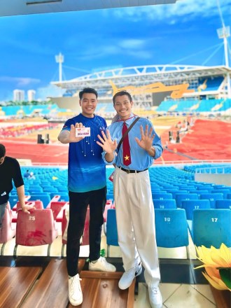 Sinh viên Greenwich Việt Nam tham gia khối đồng diễn nghệ thuật trong Lễ diễu binh, diễu hành A80