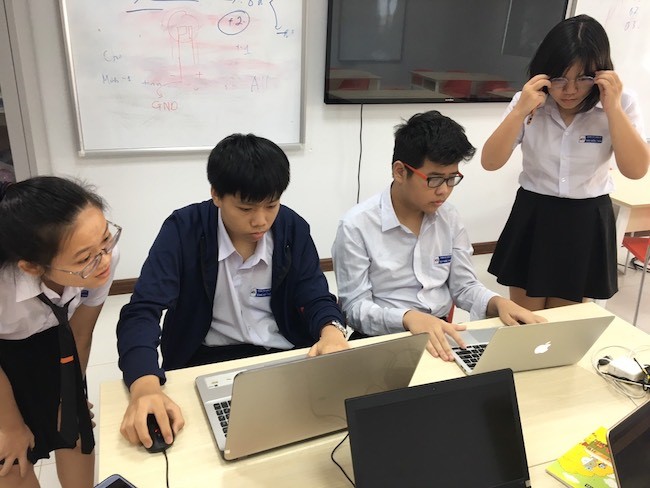 Học sinh THPT FPT Đà Nẵng học cùng trải nghiệm